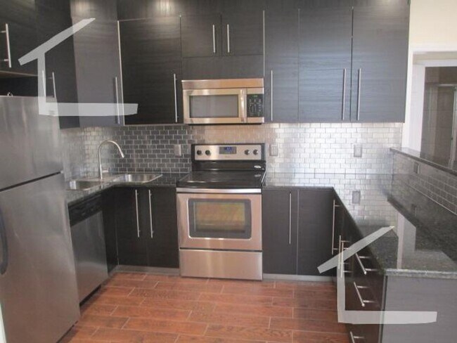 Building Photo - Central Brookline Location, Walk to BU and...
