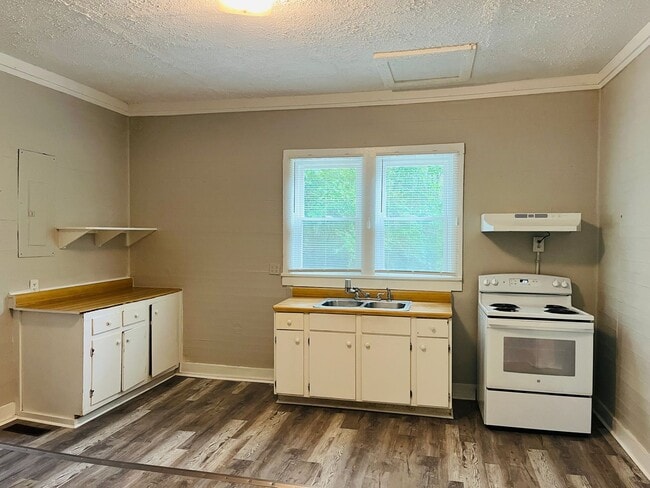Building Photo - Cute as a button! 2 bed, 1 full bath, renovated cottage, hardwood floors, large porch, lots of ch...