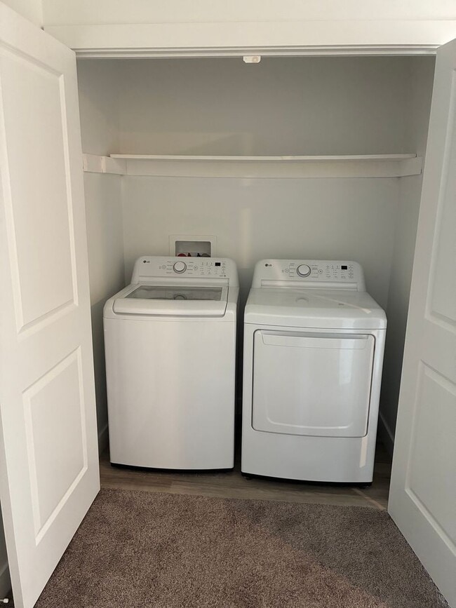 Building Photo - 3 Bedroom Townhome