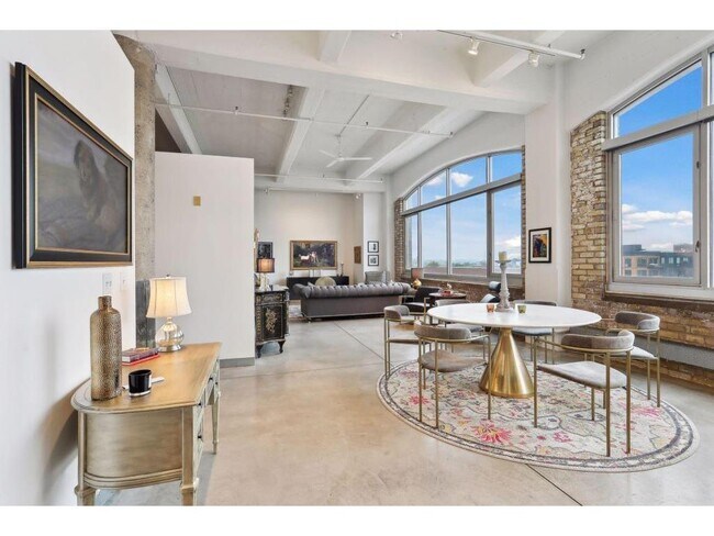 Building Photo - 700 N Washington Ave