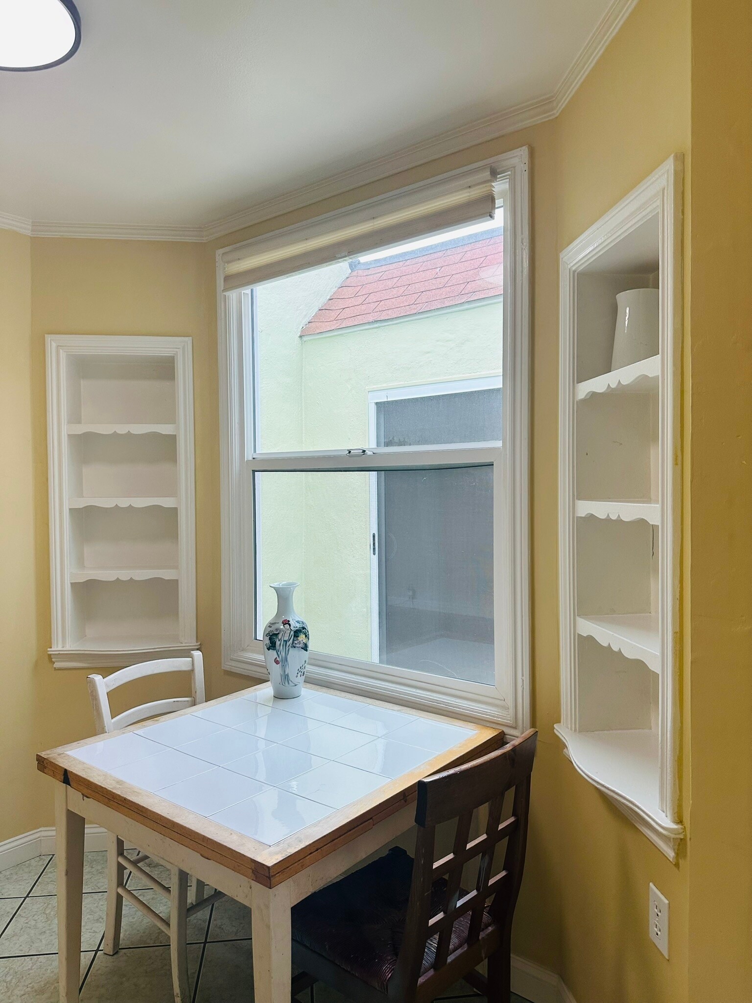 Breakfast nook 7ft, 5in x 8ft, 7in - 245 Concord St