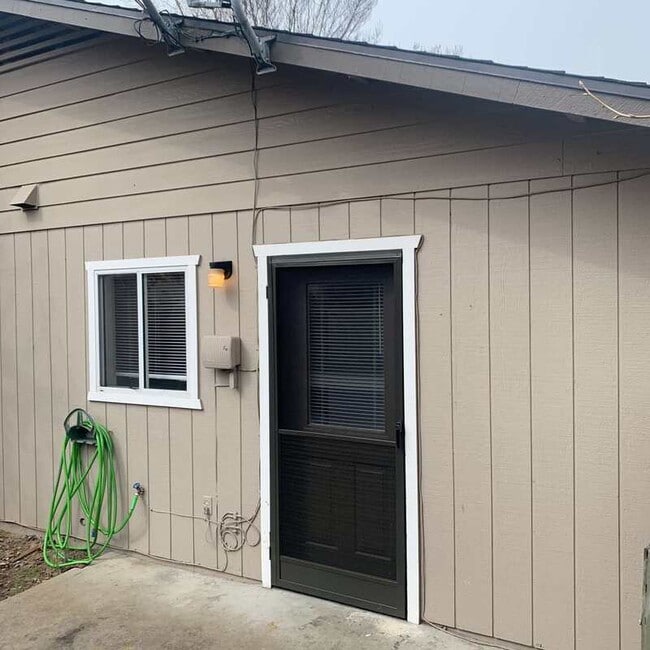 Building Photo - 2152 NW N Hill Dr