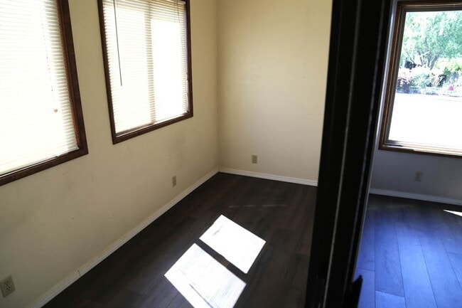 Building Photo - Cute 2 bed 1 bath Home 2 Car Garage Office