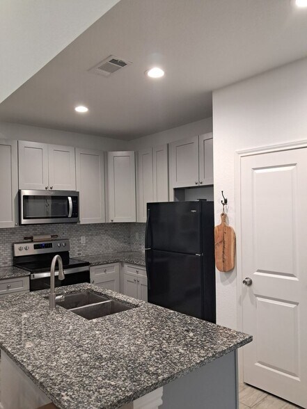 Building Photo - 15834 Beechnut Dr