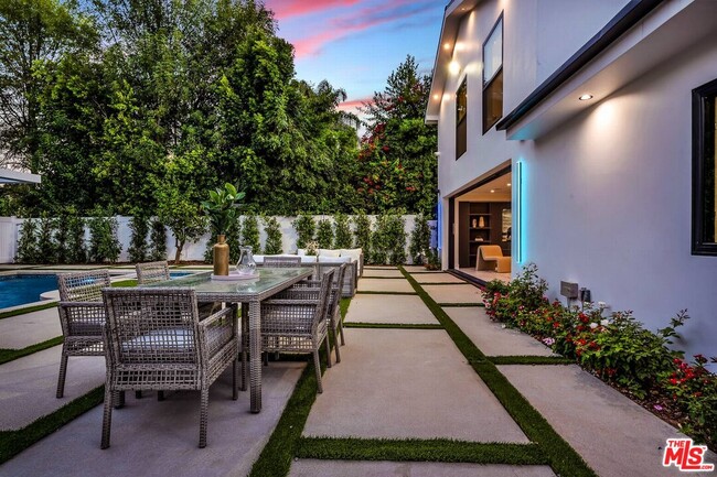Building Photo - 5236 Reseda Blvd
