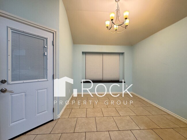 Building Photo - 3 Bedroom Home in North Norman with New Carpet **Move in by January 1st and enjoy HALF OFF your f...