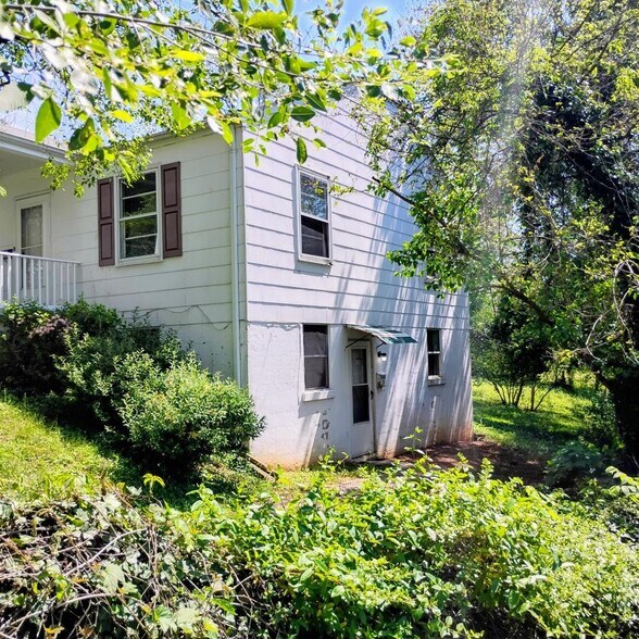 Building Photo - 910 Blenheim Ave