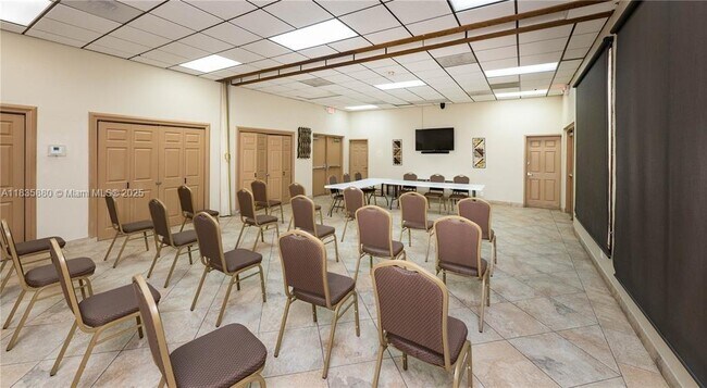 Building Photo - 3301 N Country Club Dr