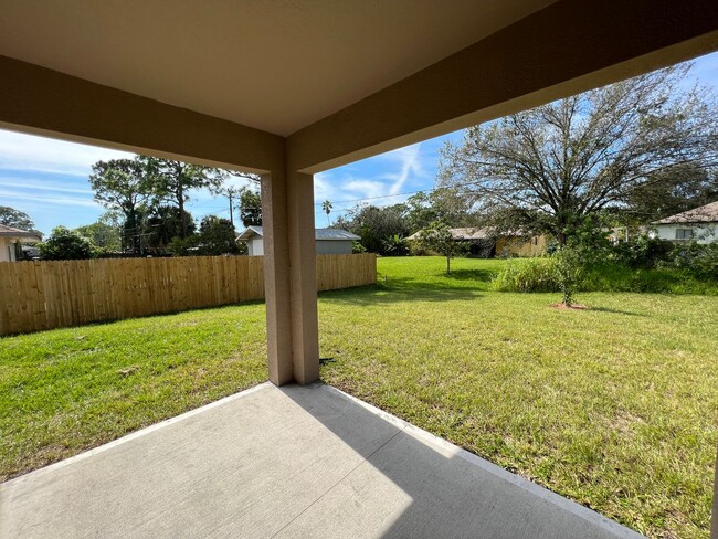 Building Photo - AWESOME 4BD/2BA 2 Car Garage Home in Beaut...