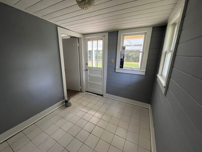 Building Photo - Cute, vintage 3 Bedroom, 1.5 Bathroom home...