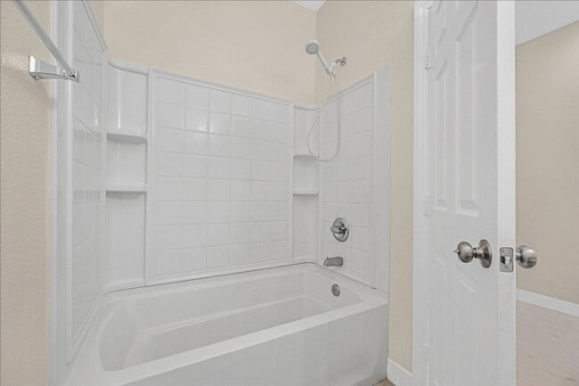 Building Photo - Spacious 2 bedroom condo with attached condo