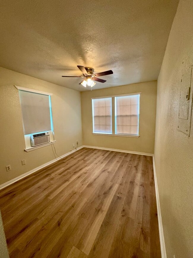 Building Photo - Cute 2/1 Home Available for Immediate Move In!