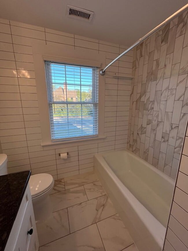 Building Photo - Beautifully Updated House in Forest Hills!