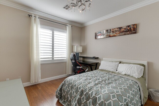 Building Photo - Fully Furnished Single-Story Gem in Peacef...