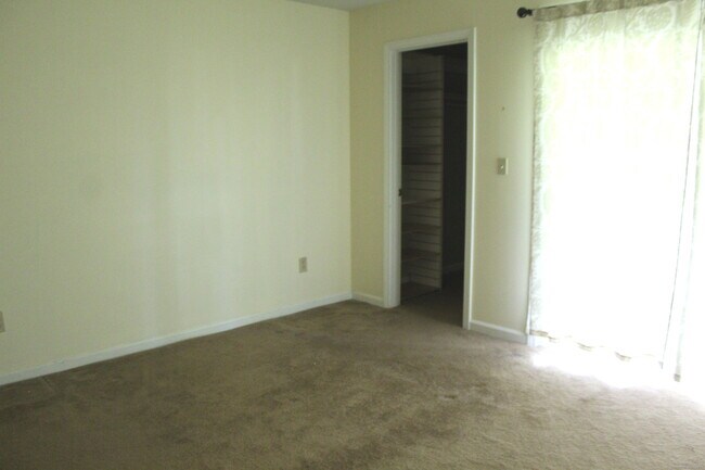 Building Photo - 21 Manorwood Dr