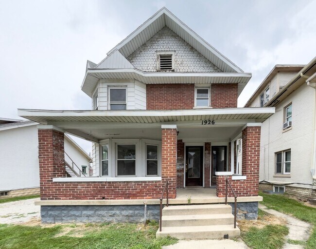 Building Photo - Space, Comfort & Location—Minutes from Ball State