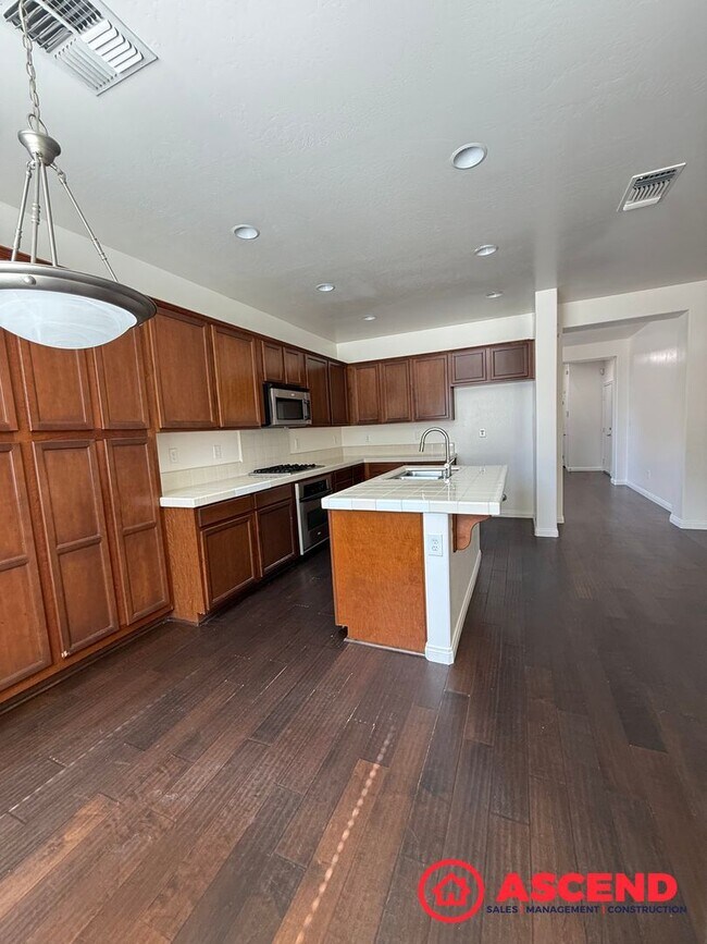 Building Photo - Beautiful 4 Bedroom Located in HOA!