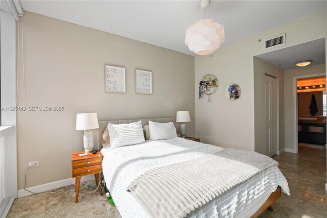 Building Photo - 480 NE 30th St