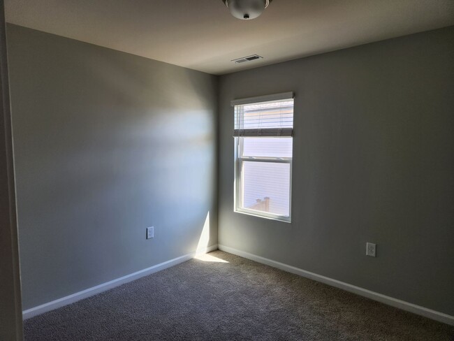 Building Photo - 4 Bedroom For rent