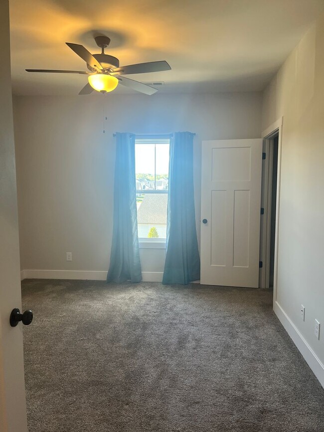 Building Photo - Gorgeous upscale apartment in the heart of...