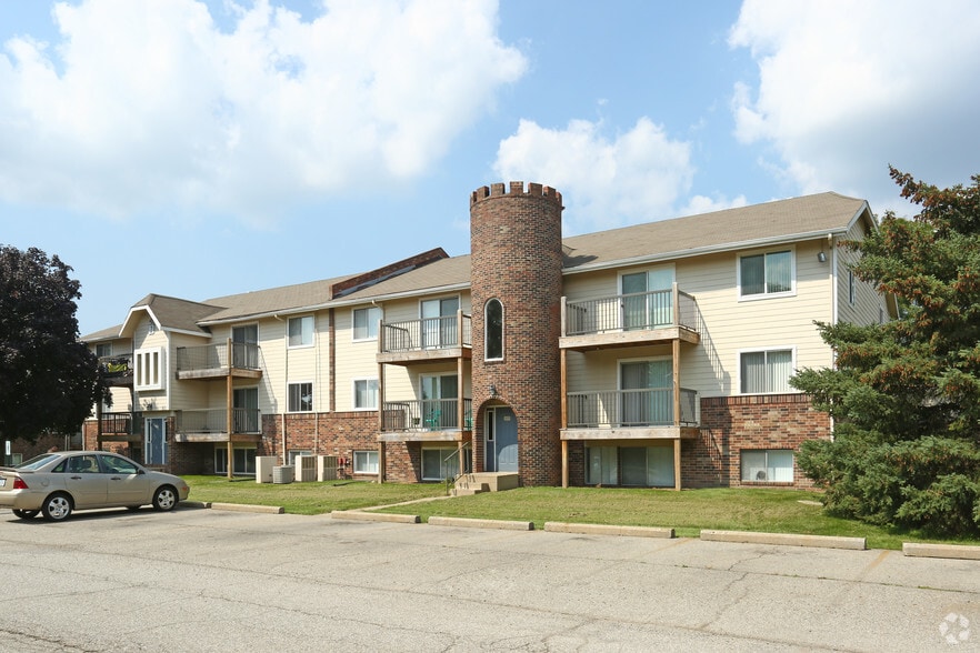 Devonshire on Canal 410 Charity Cir Lansing MI 48917 Apartment Finder