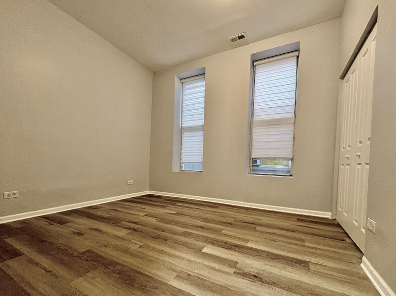 Building Photo - 2657 W North Ave