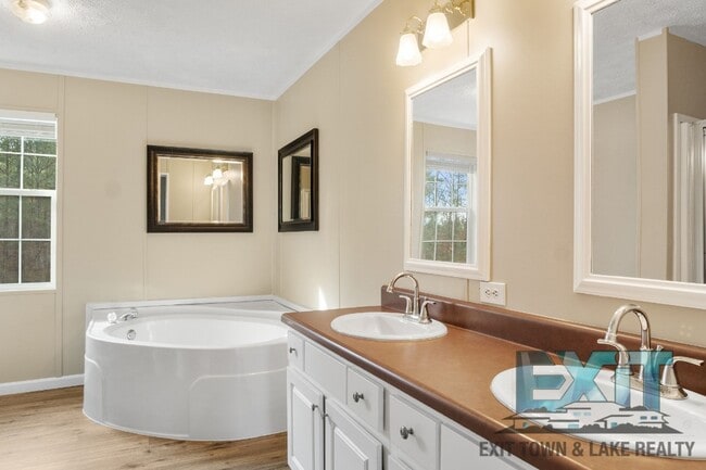 Building Photo - Beautiful Fully Renovated 3 Bed 2 Bath Home