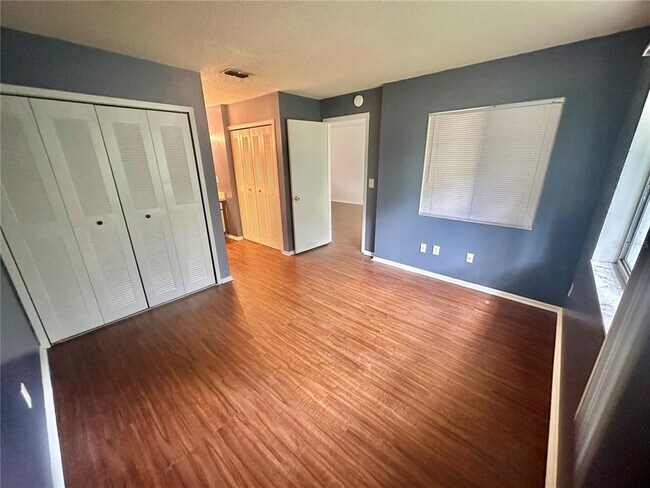 Building Photo - 2549 S Oak Ave