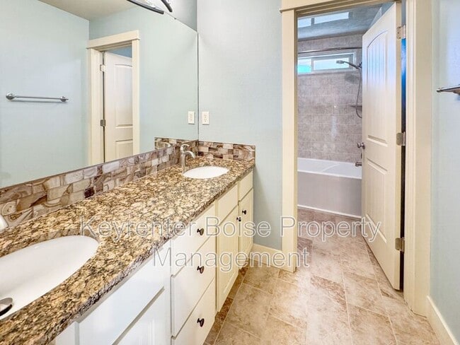 Building Photo - 998 E Shadow Creek Ln