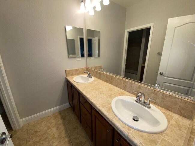 Building Photo - Top of the Hill - Gorgeous 5 Bedroom 3 Bat...