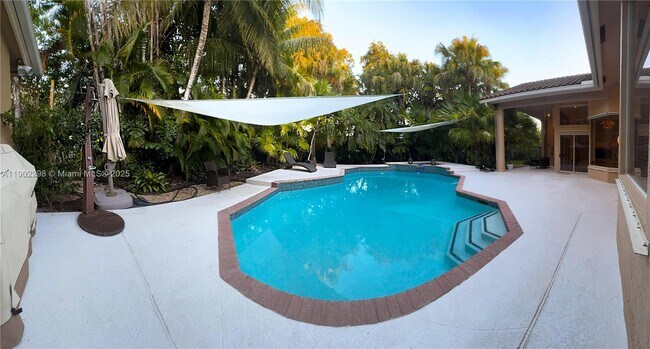 Building Photo - 375 Sabal Way