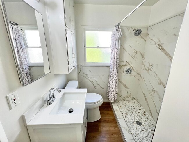 Building Photo - Charming 2-Bedroom Home with Hardwood Floors & Fireplace Near the Traffic Circle