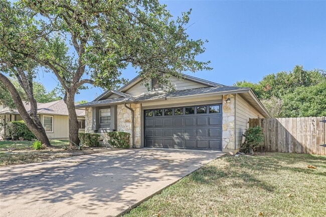 Building Photo - Charming 3/2/2 with Private Fenced Backyard!