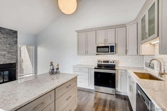 Building Photo - Beautifully Remodeled 3 bedroom Townhome in the Pinery.
