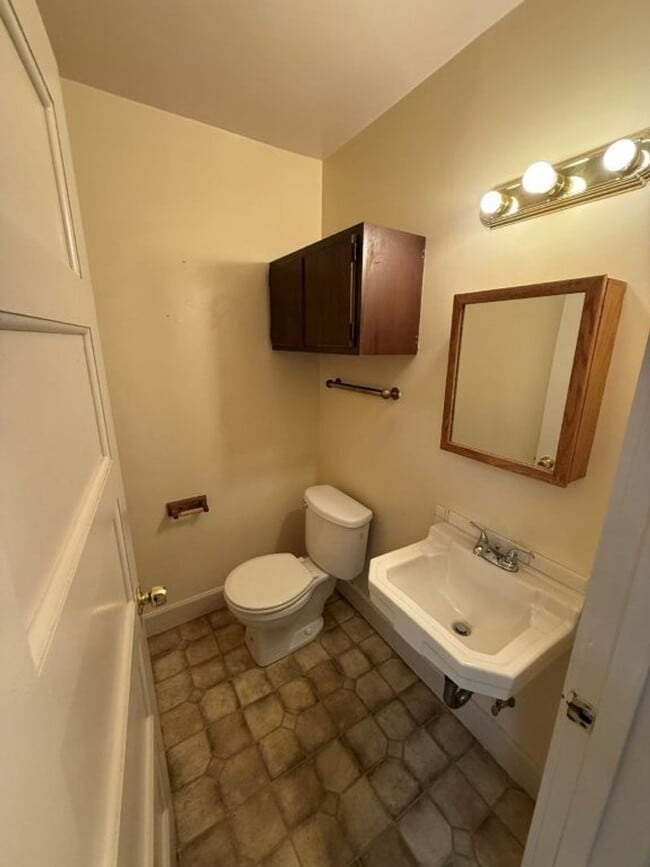 Building Photo - 3 Bedroom 1.5 Bath Downtown Dixon *STAR RENTALS