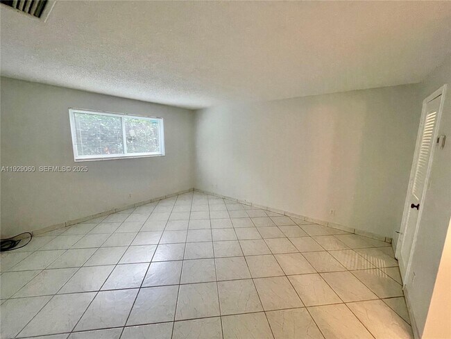 Building Photo - 2161 NE 42nd St