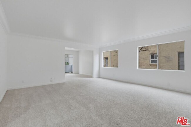 Building Photo - 435 N Oakhurst Dr