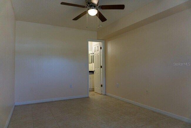 Building Photo - 2204 Fan Palm Dr