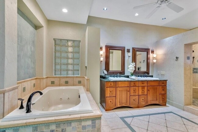 Building Photo - 10577 Down Lakeview Cir