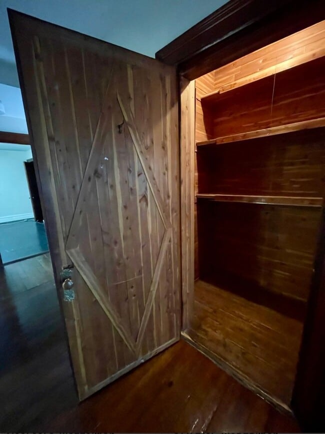 Building Photo - Spacious two bedroom apartment available W...