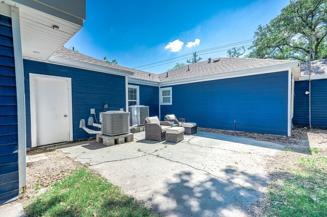 Building Photo - 611 N Pruett St
