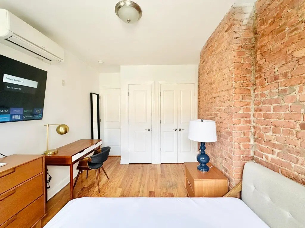 Building Photo - Furnished room/NOT APARTMENT
