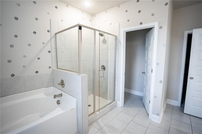 Building Photo - 2215 Manor Pointe Dr