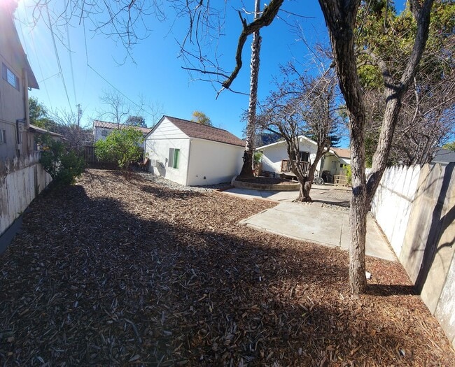 Building Photo - 7 Bedroom 3 bath home close to POLY!!!!