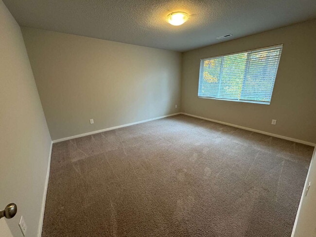 Building Photo - 5 Bedroom Camas Home, Spacious, Fenced Bac...