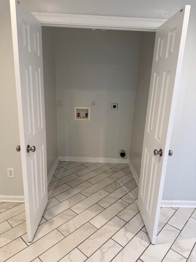 Building Photo - 193 Alexander St