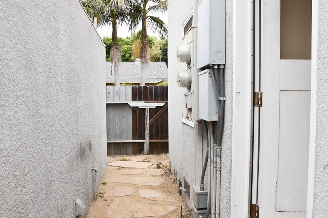 Building Photo - Palm (817-819)