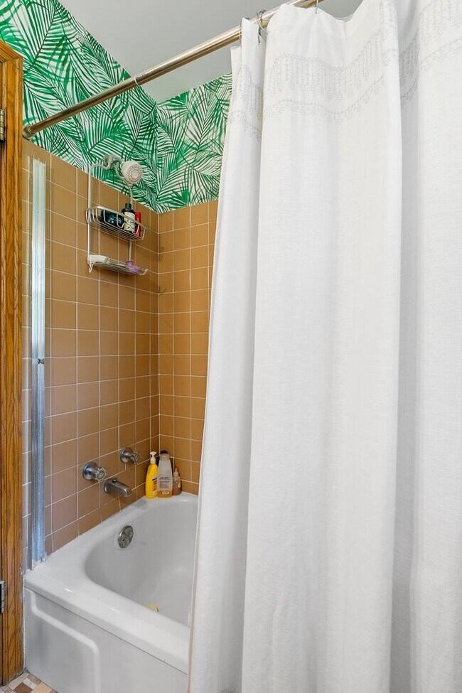 Building Photo - Charming 3 Bedroom Home Golden Valley