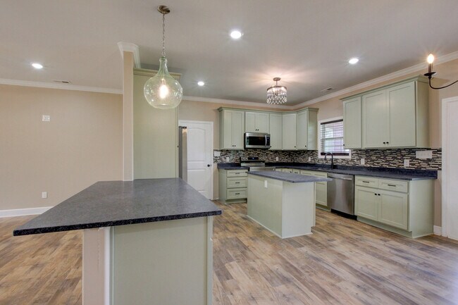 Building Photo - 135 Riverbend Dr