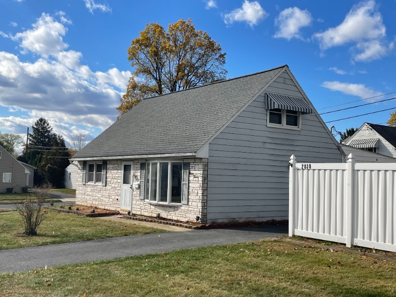 Primary Photo - 2030 Eastman Ave